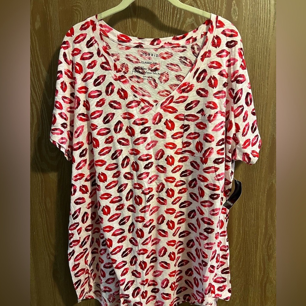 Torrid Classic Fit, Lip design, T-shirt, Size 2